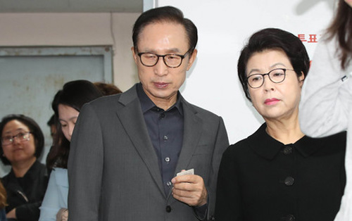 ▲ 이명박 전 대통령이 김윤옥 여사와 함께 9일 오전 서울 강남구 논현아파트 회의실에 마련된 논현1동 3투표소로 들어서고 있다. <사진제공=뉴시스>