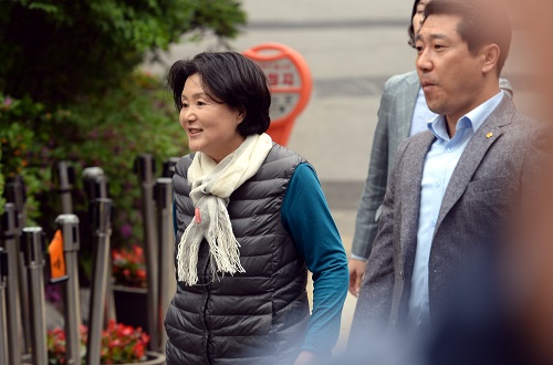 ▲ 지난 13일 오후 서울 서대문구 홍은동 문재인 대통령 사저 앞에서 한 시민이 자신의 억울함을 호소하자 사저에 있던 영부인 김정숙 여사가 밖으로 나와 시민에게 다가 가고 있는 모습. <사진제공=뉴시스>