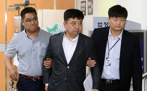 ▲ 박근혜 전 대통령 탄핵 반대 집회에서 폭력 시위 등을 주도한 혐의로 구속영장이 신청된 정광용 박근혜를사랑하는모임(박사모) 회장이 24일 오후 서울 서초구 서울중앙지방법원에서 열린 영장실질심사(구속 전 피의자심문)을 마친 후 법정을 나와 종로경찰서로 향하고 있다. <사진제공=뉴시스>