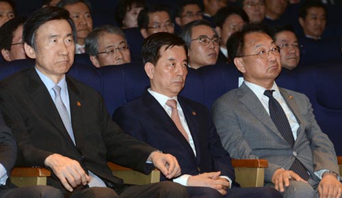 ▲ 사드 발사대 추가 반입 보고서 고의 누락과 관련해 논란이 일고있는 가운데 한민구(가운데) 국방부 장관이 5월31일 오후 서울 종로구 정부서울청사에서 열린 이낙연 국무총리 취임식에서 굳은 표정으로 자리하고 있다. <사진제공=뉴시스>