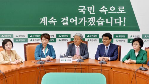 ▲ 5월29일 오후 서울 여의도 국회 국민의당 원내대표실에서 김동철(왼쪽 세번째) 원내대표가 이낙연 국무총리 후보자 인준과 관련해 의총 결과를 브리핑하고 있다. 왼쪽부터 장정숙 원내대표 비서실장, 이언주 원내수석부대표, 김 원내대표, 김광수 총리 후보자 인사청문특위 간사, 최도자 중앙위원회 부의장. <사진제공=뉴시스>