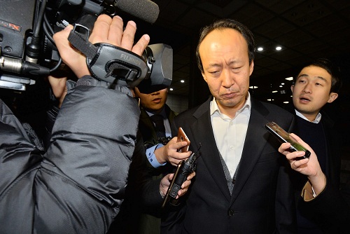 ▲ 이재만 전 청와대 총무비서관이 문건유출 의혹 관련 검찰조사를 마치고 지난해 11월 15일 새벽, 서울중앙지방검찰청을 나서고 있는 모습. <사진제공=뉴시스>