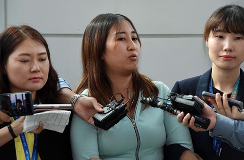 ▲ 정유라 씨가 31일 오후 인천공항에 도착한 뒤 취재진의 질문에 답하고 있다. <사진제공=뉴시스>