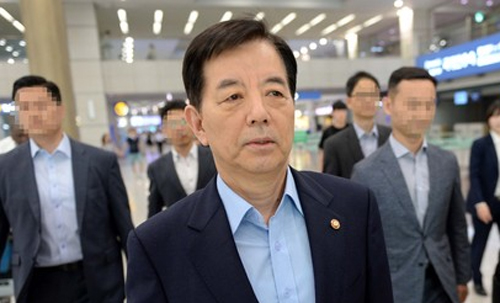 ▲ 한민구 국방부 장관이 싱가포르에서 열린 제16차 아시아안보회의 참석을 마치고 5일 오전 인천국제공항을 통해 귀국하고 있다. <사진제공=뉴시스>