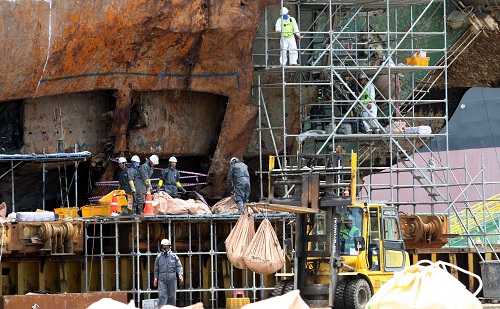 ▲ 전남 목포시 목포신항만에서 코리아쌀베지 작업자들이 육상 거치된 세월호 선체 4층 선미 수색 작업을 하고 있는 모습. <사진제공=뉴시스>