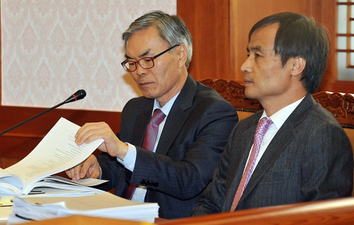 ▲ 지난 2013년 12월, 통합진보당 소송대리인단 단장 김선수 변호사가 자료를 살펴보고 있는 모습. 오른쪽은 이재화 변호사. <사진제공=뉴시스>