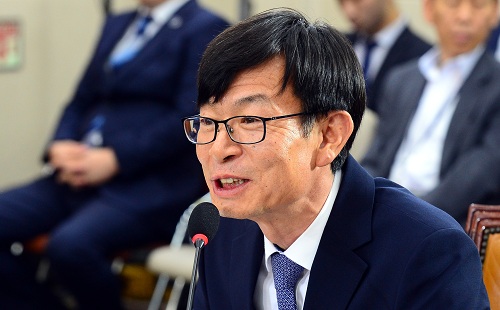 ▲ 김상조 공정거래위원장 후보자가 2일 오전 서울 영등포구 여의도 국회 정무위원회에서 열린 공정거래위원장 후보자의 인사청문회에서 의원 질의에 대답하고 있다. <사진제공=뉴시스>