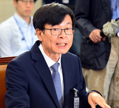 ▲ 김상조 공정거래위원장 후보자가 2일 오전 서울 영등포구 여의도 국회 정무위원회에서 열린 공정거래위원장 후보자의 인사청문회에서 의원 질의에 대답하고 있다. <사진제공=뉴시스>