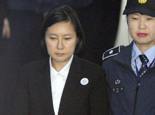 ▲ '국정농단 사건'의 장시호 씨가 4월28일 오후 서울 서초구 서울중앙지방법원에서 열린 12차 공판에 출석하기 위해 호송차에서 내려 법정으로 걸어가고 있다. <사진제공=뉴시스>