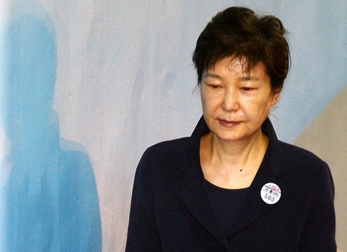 ▲ 7일 오전 서울중앙지법에서 열린 공판에 출석하기 위해 호송차에서 내린 박근혜 전 대통령.<사진제공=뉴시스>