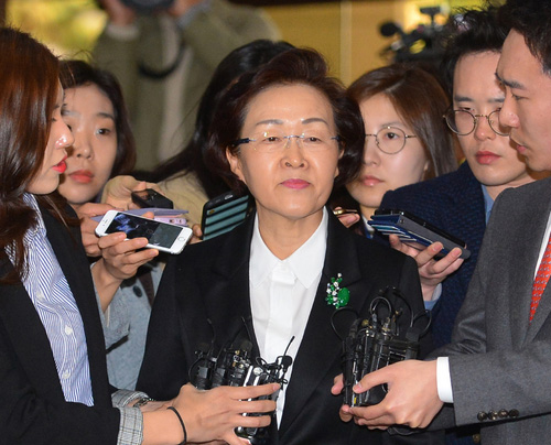 ▲ SNS에서 더불어민주당 문재인 전 대표를 비방해 공직선거법 위반 혐의를 받고 있는 신연희 강남구청장이 경찰 조사를 받기 위해 4월11일 오후 서울지방경찰청으로 출석하고 있다. 경찰은 신 구청장의 횡령·배임 의혹 관련 첩보도 입수해 내사를 벌인 뒤 수사에 착수했다. <사진제공=뉴시스>