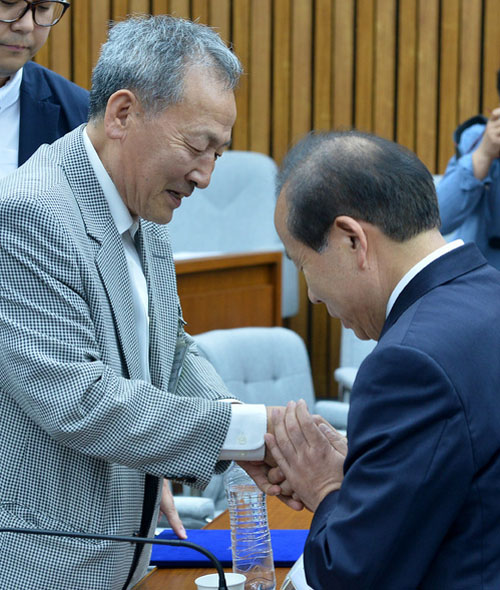 ▲ 김이수 헌법재판소장 후보자가 8일 오후 서울 여의도 국회 제3회의장에서 열린 인사청문회 속개 전 증인으로 출석한 배용주씨에게 사과의 말을 전하고 있다. 김이수 후보자는 광주항쟁 당시 시민군이 탄 버스를 몰고 경찰관 4명을 숨지게 한 운전기사 배용주씨의 군사재판에 참여해 사형을 선고한바 있다. <사진제공=뉴시스>