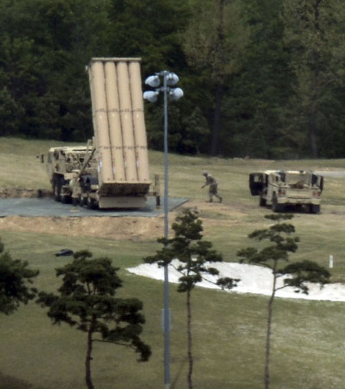 ▲ 경북 성주군 성주골프장에 배치된 사드에서 미군이 정비를 하고 있는 모습. <사진제공=뉴시스>
