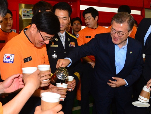 ▲ 지난 7일 서울 용산소방서를 찾아 소방대원들에게 커피를 따라주는 문재인 대통령.<사진제공=뉴시스>