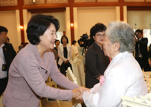 ▲ 김정숙 여사가 9일 오후 국가유공자 유·가족 초청 오찬이 열린 청와대 충무실에서 참석하고 있다. <사진제공=뉴시스>