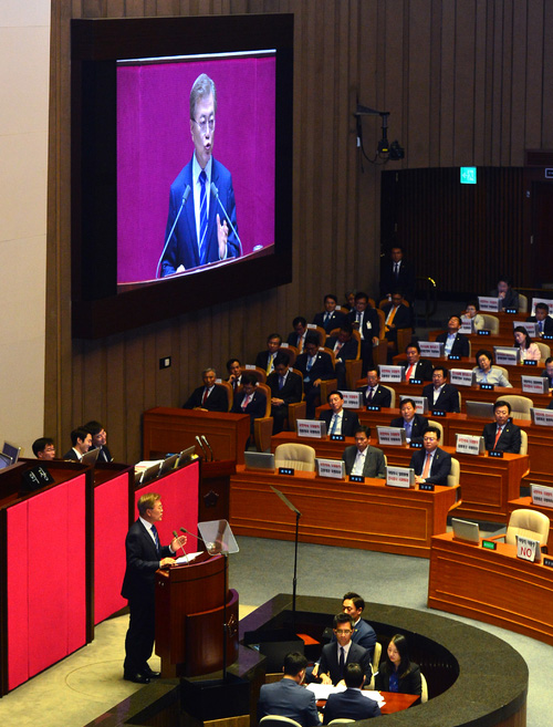 ▲ 문재인 대통령이 12일 오후 서울 여의도 국회 본회의장에서 추가경정예산안 관련 시정연설을 하고 있다. <사진제공=뉴시스>