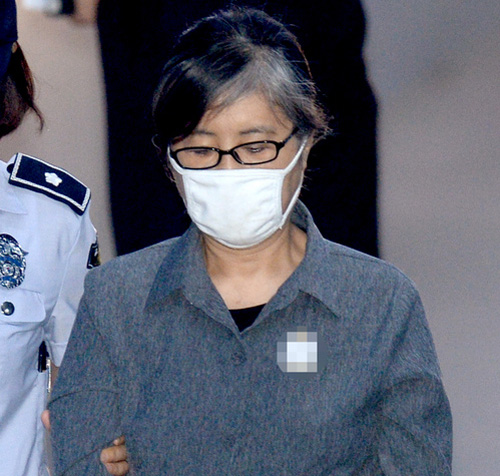 ▲ 비선실세 최순실 씨가 1일 오전 서울 서초구 서울중앙지방법원에서 열린 '국정농단 사건' 35차 공판에 출석하고 있다. <사진제공=뉴시스>