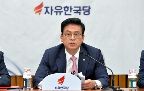 ▲ 13일 국회 열린 자유한국당 원내대책회의에 참석한 정우택 원내대표.<사진설명=뉴시스>