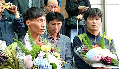 ▲ 2016년 10월28일 오전 전주지방법원에서 '삼례 나라슈퍼 3인조 강도치사사건'이 재심 재판이 열린 가운데 무죄가 선고되자 재심청구인들이 설명하고 있다. <사진제공=뉴시스>