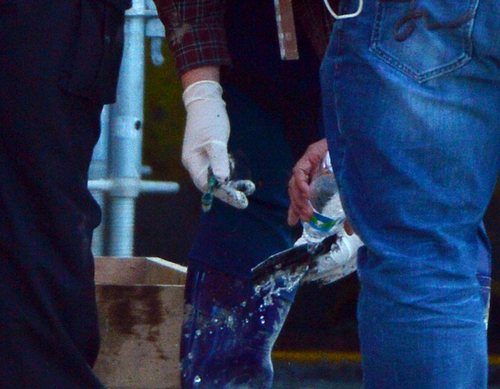 ▲ 4월27일 오후 전남 목포시 목포신항만에서 세월호 현장수습본부 관계자가 선체 내부 수색과정에서 발견된 휴대전화를 물로 세척하고 있다. <사진제공=뉴시스>