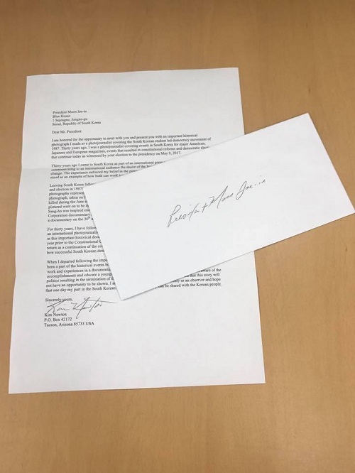 ▲ ‘MBC 6.10항쟁 다큐’ 주인공인 킴 뉴튼 교수가 문재인 대통령에게 직접 전달한 편지. <사진출처=문재인 대통령 페이스북>