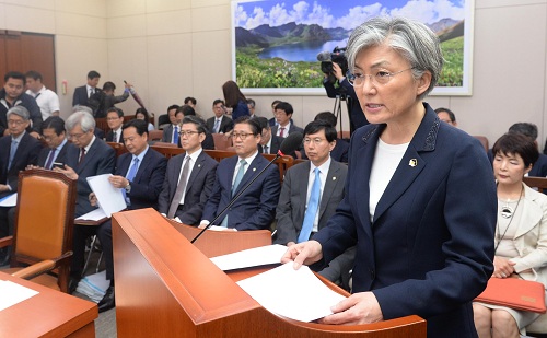 ▲ 강경화 외교부 장관 후보자가 7일 오전 서울 여의도 국회에서 열린 인사청문회에서 인사말을 하고 있다. <사진제공=뉴시스>