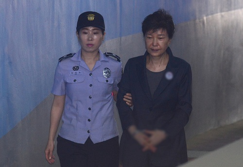 ▲ 박근혜 전 대통령이 12일 오전 서울 서초구 서울중앙지방법원에서 열린 국정농단 사건 16차 공판에 출석하고 있다. <사진제공=뉴시스>