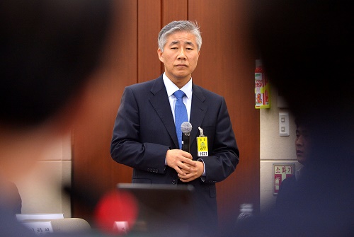 ▲ 2016년 10월 14일 오후 서울 여의도 국회에서 열린 2016 보건복지위원회 국정감사에 증인으로 출석한 고 백남기씨 주치의 백선하 서울대학교병원 교수가 감사위원의 질의를 듣고 있다. <사진제공=뉴시스>