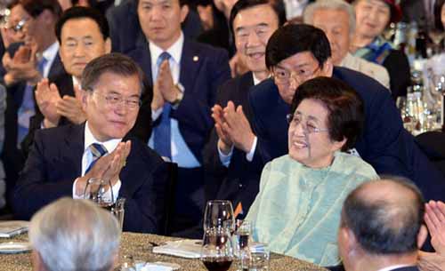 ▲ 문재인 대통령이 참석자들과 15일 오후 6·15 남북정상회담 17주년 기념식이 열린 서울 여의도 63빌딩 컨벤션센터에서 고 김대중 대통령의 부인 이희호 여사에게 박수치고 있다. <사진제공=뉴시스>