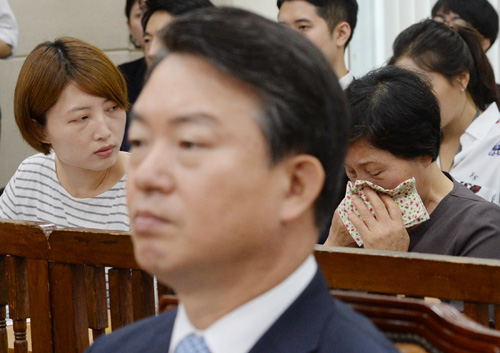 ▲ 2016년 9월12일 당시 서울 여의도 국회에서 열린 안전행정위원회 백남기 농민 청문회에서 백남기 농민 딸 도라지 씨(왼쪽)와 부인 박경숙 씨(오른쪽)가 참고인으로 출석해 자리하고 있다. 가운데는 청문회 증인으로 출석한 민중총궐기 집회 당시 지휘권자였던 강신명 전 경찰청장. <사진제공=뉴시스>