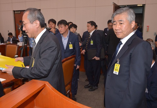 ▲ 지난 2016년 10월 11일 오전 서울 여의도 국회에서 열린 교육문화체육관광위원회 국립대학법인 서울대학교 국정감사에 서창석(왼쪽) 서울대학교병원 병원장과 고 백남기씨 주치의 백선하(외른쪽) 교수가 출석을 하고 있다. <사진제공=뉴시스>