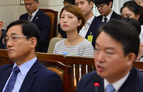 ▲ 백남기 농민의 딸 도라지씨가 지난 2016년 9월 12일 오전 서울 여의도 국회에서 열린 백남기 농민 사건 청문회 증인으로 출석한 강신명 전 경찰청장의 답변를 지켜보고 있는 모습. <사진제공=뉴시스>