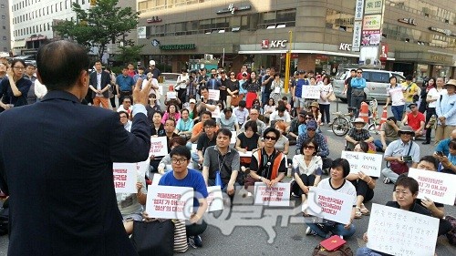 ▲ '자유한국당 해체'를 촉구하는 긴급집회가 17일 여의도 자유한국당 당사 앞에서 열렸다. 한 시민이 자유발언을 통해 자유한국당을 규탄하고 있다. Ⓒ 황민호