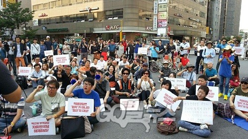 ▲ ‘문재인 정부 흔들기’에 분노한 시민 200여명이 17일 오후 4시 여의도 자유한국당 당사 앞에 모여 '자유한국당 해체'를 촉구하고 있다. Ⓒ 황민호