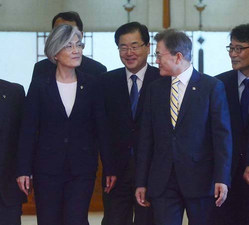 ▲ 문재인 대통령이 18일 청와대 본관 충무실에서 강경화 신임 외교부 장관에게 임명장을 수여한 후 차담회를 위해 인왕실로 이동하고 있다.<사진제공=뉴시스>