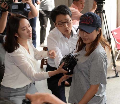 ▲ 이대 입시·학사 비리의 공범 혐의를 받는 최순실 씨의 딸 정유라 씨가 13일 오후 서울 서초구 서울중앙지방검찰청에 조사를 받기 위해 들어서고 있다. <사진제공=뉴시스>