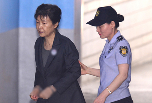 ▲ 박근혜 전 대통령이 19일 오전 서울 서초구 서울중앙지방법원에서 열린 '국정농단 사건' 20차 공판에 출석하고 있다. <사진제공=뉴시스>