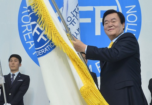 ▲ 2016년 4월28일 서울 중구 한국자유총연맹에서 열린 제16대 김경재 총재 취임식에서 김 신임 회장이 연맹기를 흔들고 있다. <사진제공=뉴시스>