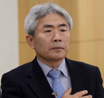 ▲ 지난 3월14일 오전 서울 여의도 국회 의원회관 제9간담회실에서 열린 '대한민국 언론! 과연 공정한가?' 토론회에서 정규재 한국경제 주필이 국기에 대한 경례를 하고 있다. <사진제공=뉴시스>