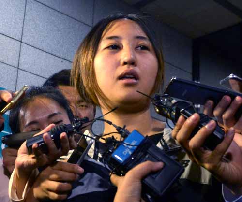 ▲ 박근혜 전 대통령의 '비선 실세' 최순실 씨의 딸 정유라가 두 번째 구속영장 청구도 기각되어 20일 오후 서울 서초구 서울중앙지방검찰청을 나서며 취재진의 질문에 답하고 있다. <사진제공=뉴시스>