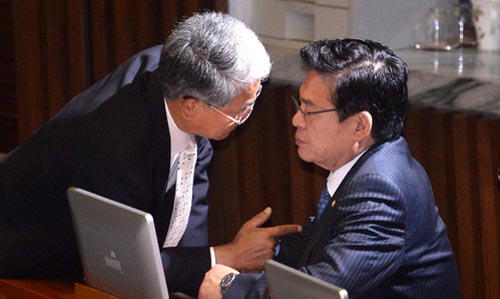 ▲ 22일 오후 서울 여의도 국회 본회의장에서 열린 제351회 국회 임시회 제4차 본회의에 참석한 김동철(왼쪽) 국민의당 원내대표가 정우택 자유한국당 대표 권한대행 겸 원내대표와 대화하고 있다. <사진제공=뉴시스>