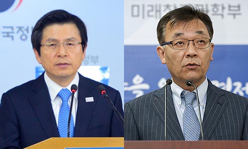 ▲ 지난 4월 5일, 황교안(좌) 당시 대통령 권한대행은 김용수(우) 미래창조과학부 정보통신정책실장을 방송통신위원으로 내정하고 임명을 강행했고, 이에 '알박기 인사'라는 비판이 일었다. <사진제공=뉴시스>