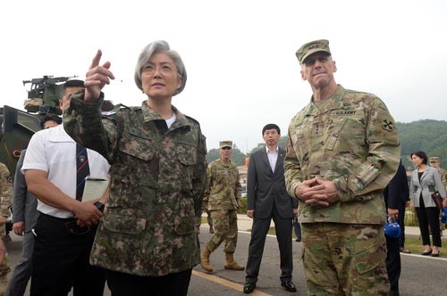 ▲ 한국전쟁 발발 67주년인 25일 경기 의정부 레드클라우드에서 강경화 외교부 장관(왼쪽 두번째)이 미군 2사단·한미연합사단을 방문해 토마스 반달 미8군사령관(오른쪽)과 첨단 장비에 대한 설명을 듣고 있다. <사진제공=뉴시스>