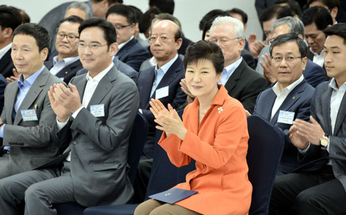 ▲ 박근혜 대통령이 2014년 9월15일 오전 대구 무역회관에서 열린 대구창조경제혁신센터 확대 출범식에서 이재용 삼성전자 부회장 등 인사들과 박수를 치고 있다. <사진제공=뉴시스>