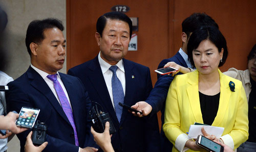 ▲ 이용주(왼쪽) 국민의당 의원이 26일 오후 서울 영등포구 여의도 국회 정론관에서 박주선 비대위원장의 지난 대선기간동안 문재인 대통령의 아들 문준용 씨에 대한 고용정보원 입사와 관련하여 의혹 제보가 조작되었다고 대국민 사과 기자회견을 한 후 취재진 질문에 대답하고 있다. 좌로부터 이용주 의원, 박주선 비대위원장, 김유정 대변인 <사진제공=뉴시스>