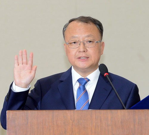 ▲ 한승희 국세청장 후보자가 26일 오전 서울 여의도 국회 기획재정위원회 회의장에서 열린 인사청문회에서 선서하고 있다. <사진제공=뉴시스>