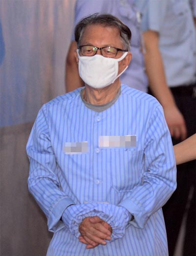 ▲ 김기춘 전 청와대 비서실장이 28일 오전 서울 서초구 서울중앙지방법원에서 '문화계 블랙리스트'와 관련한 33차 공판에 출석하기 위해 호송차서 내려 법정으로 향하고 있다.<사진제공=뉴시스>