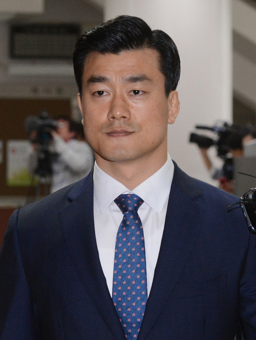 ▲ 이영선 전 청와대 경호관이 28일 오후 서울 서초구 서울중앙지방법원에서 열린 '비선 진료·차명폰 의혹' 선고 공판에 출석하고 있다. <사진제공=뉴시스>