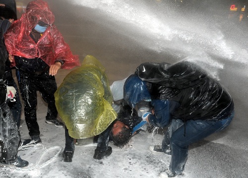 ▲ 지난 2015년 11월14일 저녁 서울 광화문에서 열린 민중총궐기 대회에서 故 백남기 농민이 경찰의 직사 물대포에 맞아 쓰러져 있는 모습. <사진제공=뉴시스>