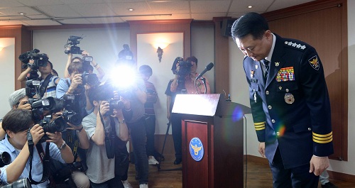 ▲ 이철성 경찰청장이 지난 16일 오후 서울 서대문구 경찰청 대청마루에서 열린 경찰개혁위원회 발족식에서 모두발언을 통해 고(故) 백남기 농민의 사인 변경에 대한 입장을 밝힌 뒤 고개숙여 인사를 하고 있다. <사진제공=뉴시스>